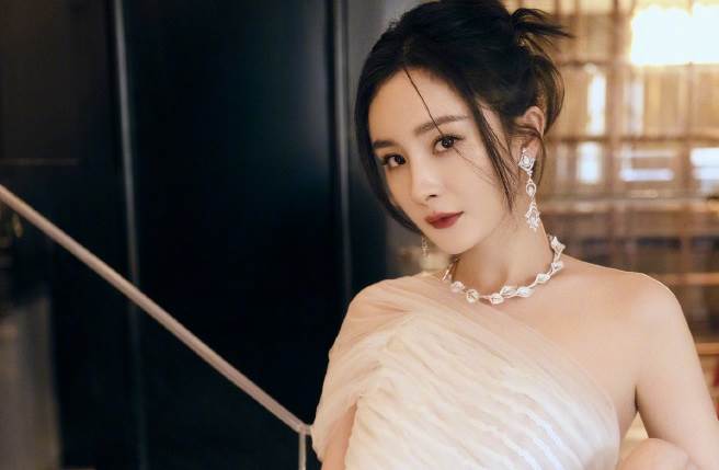 楊冪日前與前閨蜜唐嫣同框，兩人互動引關注。(取自楊冪工作室微博)