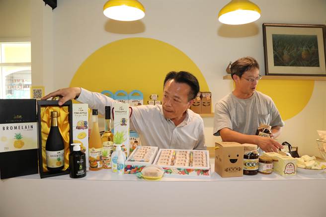 嘉义县长翁章梁今2日前往凤梨产区民雄乡打猫合作社了解加工品产销情形。（吕妍庭摄）