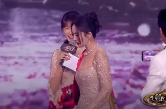 楊冪台上臭臉。(取自YouTube)