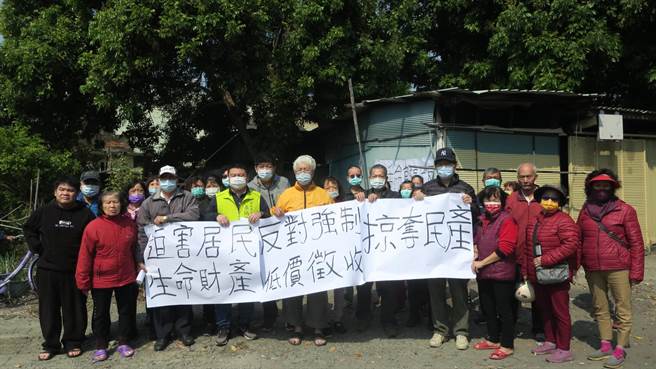 彰化市崙平里中华西路283巷内63户平房，仅剩20户住在里面，土地早被县府徵收为文教用地，却因迟迟未完成开发，沦为明星学区里的贫民窟。近日县府要求住户占用人自行拆除、腾空土地交还，引发住户跳脚反抗。（谢琼云摄）