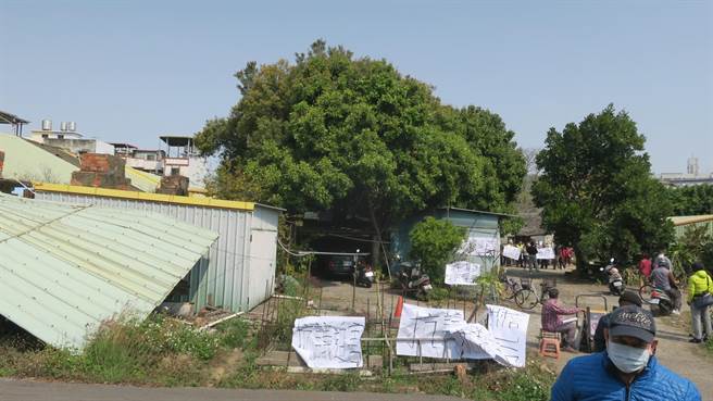 彰化市崙平里中华西路283巷内63户平房，仅剩20户住在里面，土地早被县府徵收为文教用地，却因迟迟未完成开发，沦为明星学区里的贫民窟。近日县府要求住户占用人自行拆除、腾空土地交还，引发住户跳脚反抗。（谢琼云摄）