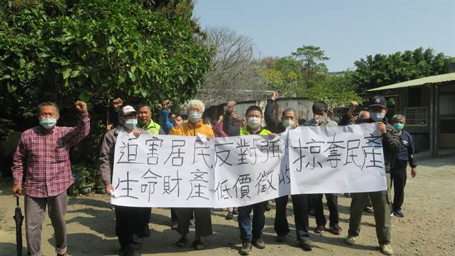 彰化市崙平里中华西路283巷内63户平房，仅剩20户住在里面，土地早被县府徵收为文教用地，却因迟迟未完成开发，沦为明星学区里的贫民窟。近日县府要求住户占用人自行拆除、腾空土地交还，引发住户跳脚反抗。（谢琼云摄）