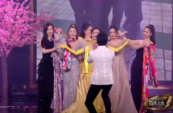 楊冪同框唐嫣(左1)不僅沒互動，還刻意保持距離。(取自YouTube)