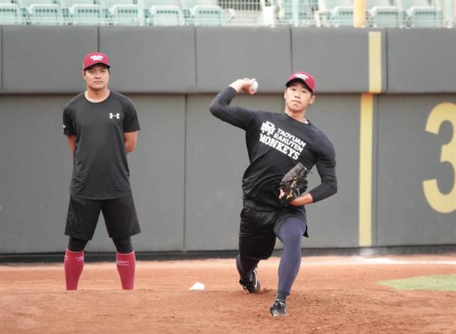 林国裕（左）转任乐天桃猿训练员。（毛琬婷摄）