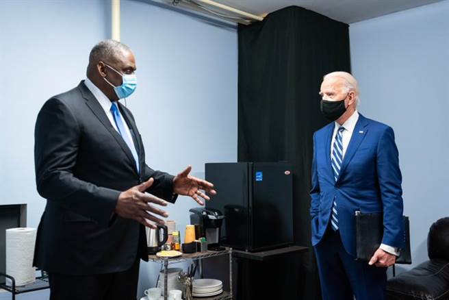 美國總統拜登(右)在上個月首次訪問五角大廈時宣佈成立中國工作組，目前該工作組有20名成員，涵蓋軍事指揮官、文職領導人與情報官員。3月1日美防長奧斯丁(左)主持了首次中國工件組會議。（圖／推特@SecDef)