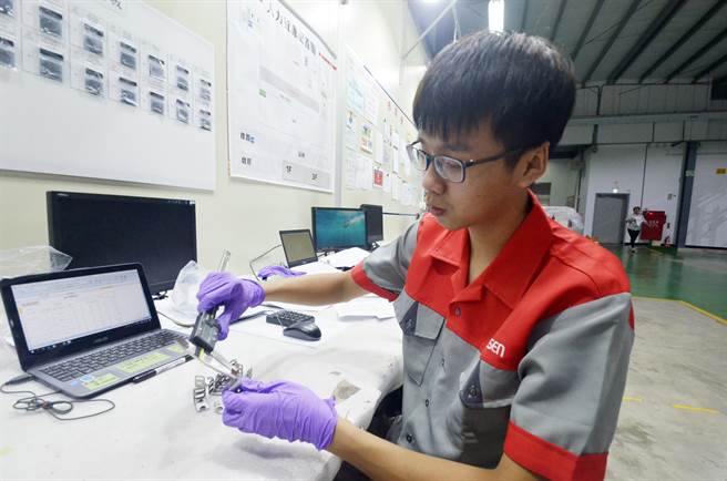 25岁的黄郁德参与计画，毕业即就业，获得企业加薪留用。（劳动力发展署云嘉南分署提供／庄曜聪台南传真）