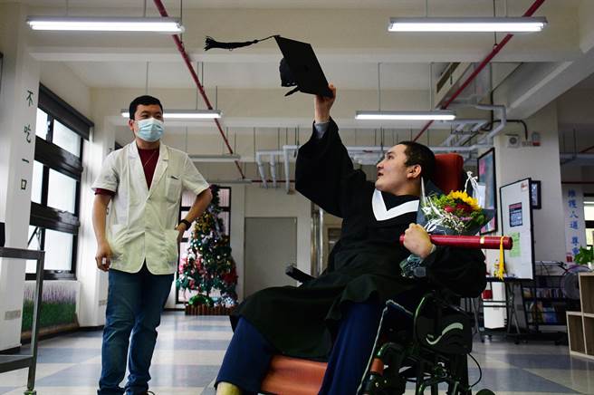 奇蹟甦醒的植物人小坚2日转院，创世台东院举办欢送会，小坚努力试抛学士帽。（庄哲权摄）