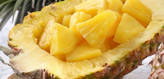 Yahoo奇摩購物中心的愛上鮮果鮮凍台南金鑽鳳梨5包組，特價446元，加碼送鮮凍台南金鑽鳳梨1包。（Yahoo奇摩購物中心提供）