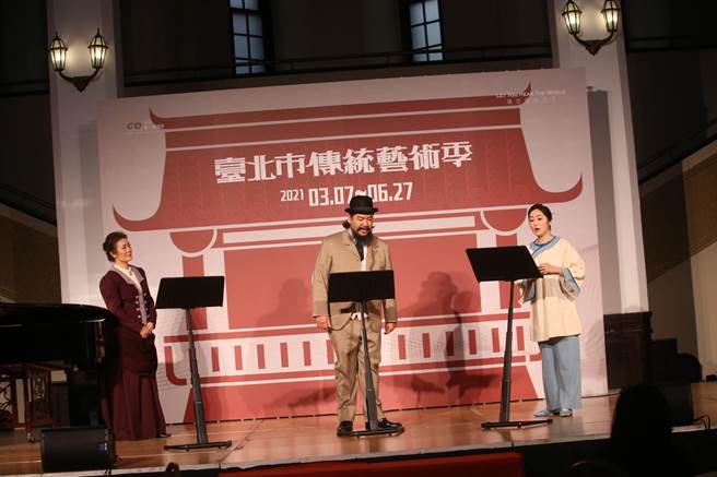 台北市立国乐团推出台语歌剧《葱仔开花》，描述马偕医师的妻子张聪明故事。左起为演员陈美玲、孔孝诚与蒋启真。（范扬光摄）