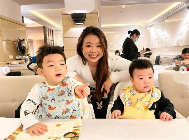 二伯婚后生下蔡桃贵、蔡波能。（图／翻摄自IG）