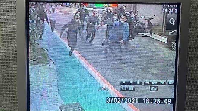 蓝衣男子（前方）被眾人追砍殴打。（翻摄画面）