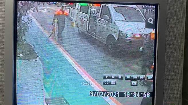 救护车获报赶往将男子送医急救，所幸意识清楚。（翻摄画面）