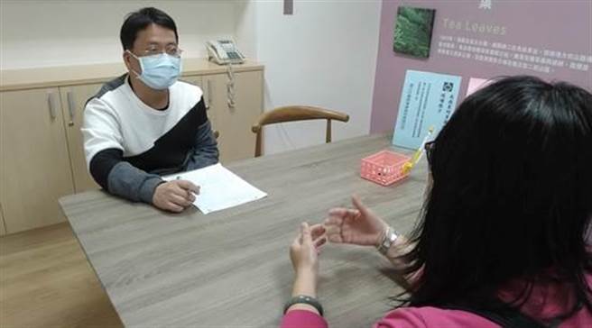 （有雇主要求所有新报到的员工，都须提供良民证，甚或会计、人事或总机人员都要，还订出「未提供就解约！」北市劳动局长陈信瑜指出，此显然于法无据，不得逾越法令。图／北市劳动局提供）
