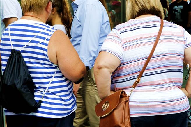 义大利最新研究显示，在接种BNT新冠疫苗后，和一般人相比，肥胖者体内的抗体竟只剩下一半，让专家警告BNT疫苗对肥胖者的保护效力可能较低。（资料照／美联社）