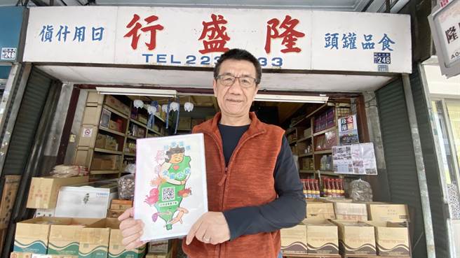 藻礁公投連署，中市第二市場逾1甲子的老雜貨店老闆黃永輝小兵立大功。（陳淑芬攝）