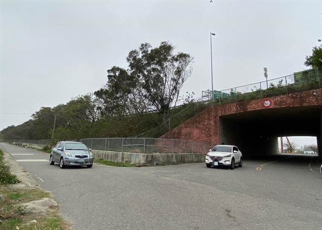 国道3号位于苑里社苓、山柑重画区的涵洞喇叭口，常因行车视线不良发生车祸，车辆行经该处必须减速慢行。（巫静婷摄）