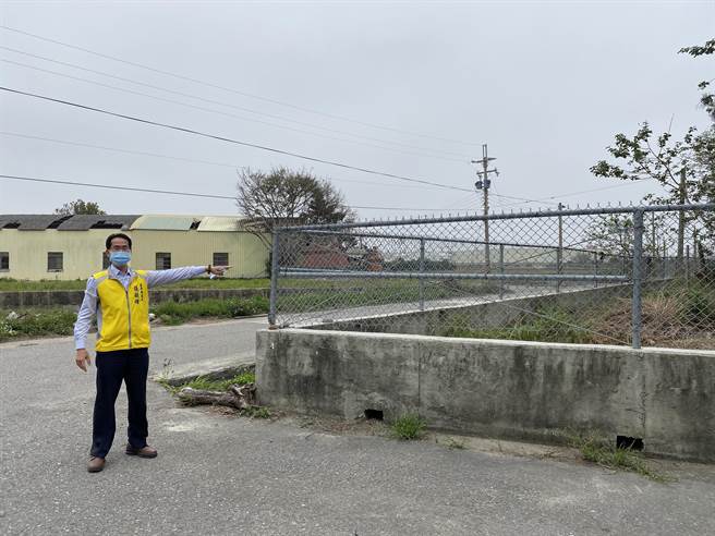 国道3号位于苑里社苓、山柑重画区的涵洞喇叭口，挨批转弯视线不良，苗栗县议员张顾砾认为转弯处的水泥护栏及铁网应该拆除，增加转弯行车视线。（巫静婷摄）