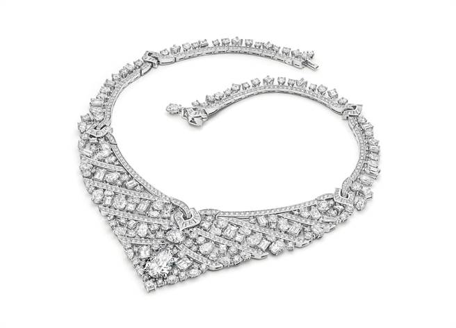 寶格麗BAROCKO系列頂級鑽石項鍊，以不同切割的鑽石呈現巴洛克風格的光影變化，約5375萬6000元。（BVLGARI提供）