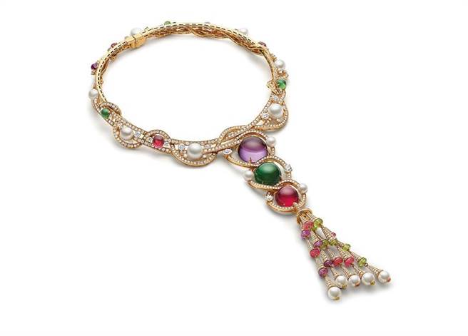 以太陽系為靈感的寶格麗BAROCKO系列Gem Costellation頂級彩寶與鑽石項鍊，約1971萬1000元。（BVLGARI提供）