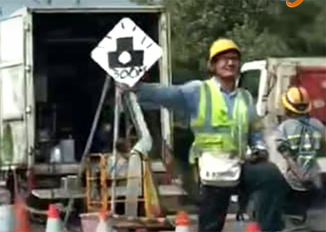 彰化縣和美鎮日前有民眾直擊，路邊工人舉著手繪的「前方有測速照相機」的警示牌，引起網友討論。（翻攝中視新聞）