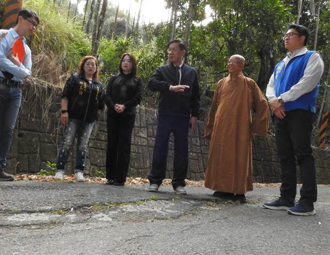 南投县长林明溱（右三），2日会同立委马文君（左三）勘查国姓乡野溪及产业道路。（南投县政府提供／廖志晃南投传真）