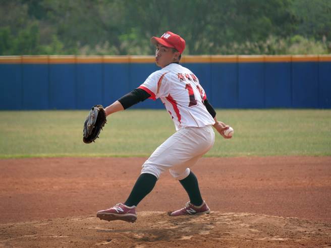 东大体中「小高一」邱贤嘉投、打俱佳。（学生棒球联盟提供）