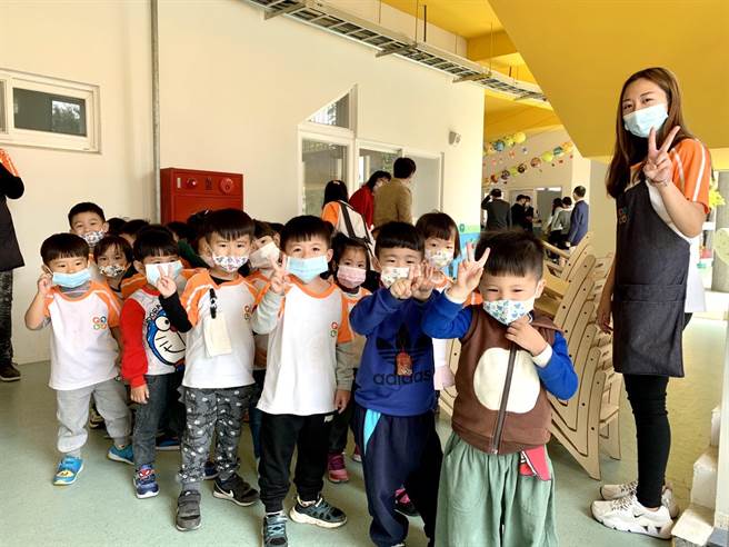 为提供家长多元的幼儿教育选择，台南市政府规画在3年内，将教保公共化提升至6成，预计3年内增设公幼、非营利幼儿园197班、5242个名额，减轻家长育儿负担，图为崑山土城非营利幼儿园。（李宜杰摄）
