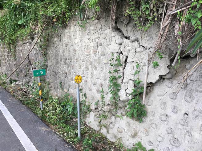 台南市道174线六甲、东山段地质多属泥岩，遇水会软化，豪雨期间边坡容易松动。（南市府工务局提供／李宜杰台南传真）