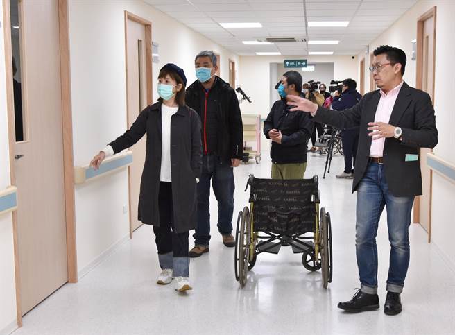 柯泓志向李烈介绍实景棚。（翔声国际提供）