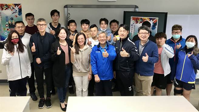 学员与校方贵宾合影。（北市大提供）