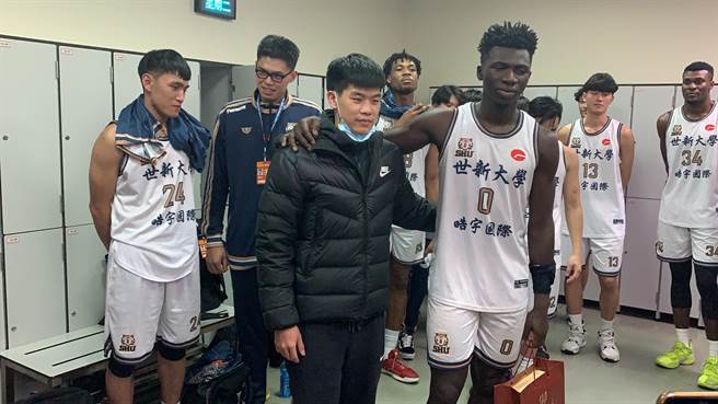 林仕轩（前左）再度向阿巴西（前右）道歉。（陈筱琳摄）