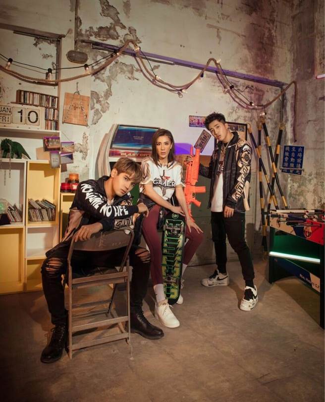 小禎、陳零九及婁峻碩為新節目拍宣傳照。（衛視中文台提供）