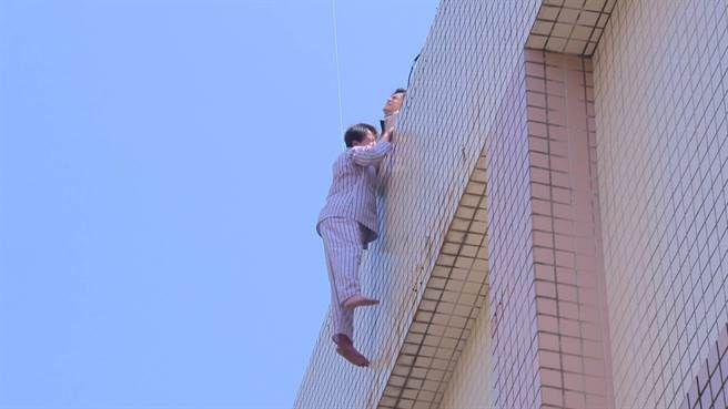 《多情城市》剧组砸6位数重本拍戏，黄文星自亏膀胱差点「失守」。（民视提供）