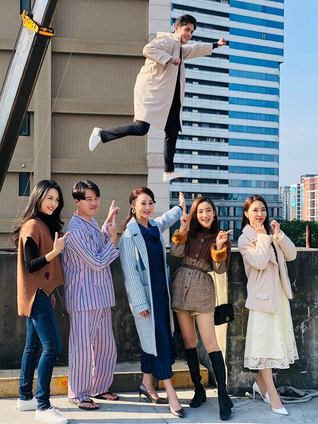 Gino吊钢丝，张家玮（右起）、夏宇禾、兵家绮、黄文星、何蓓蓓开心合影。（民视提供）