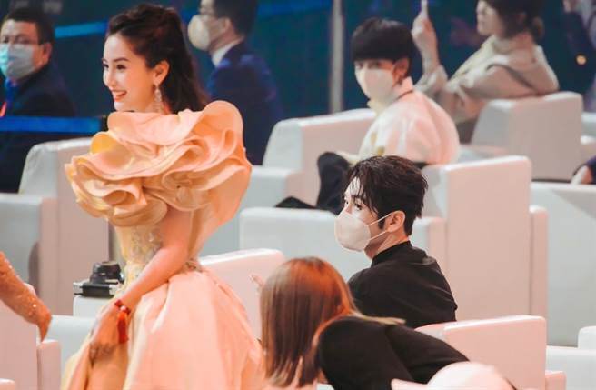 黄晓明被捕捉到在微博之夜当晚，深情凝望妻子baby的背影。(取自微博)