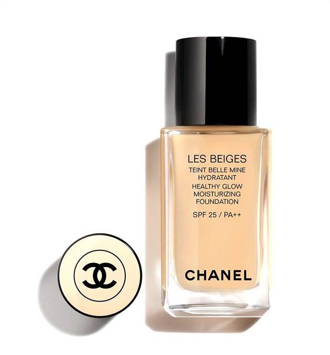 香奈儿恒润裸光水慕丝粉底 SPF25PA＋＋ BD31，2350元。（香奈儿提供）