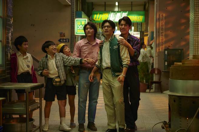 朱轩洋（右起）、宋柏纬、罗士齐在《天桥上的魔术师》同追卢以恩。（公视提供）