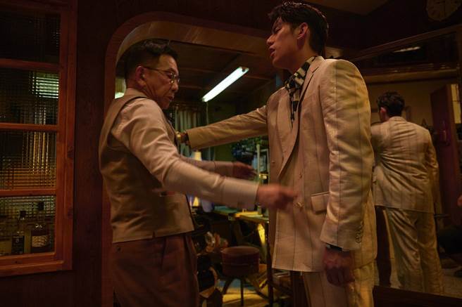 朱轩洋（右）剧中动手推倒袁富华（左）。（公视提供）