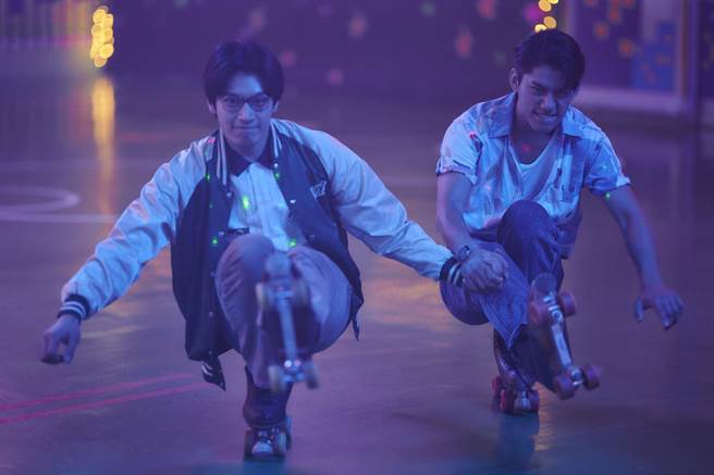 宋柏纬（左）、朱轩洋剧中去冰宫溜冰。（公视提供）