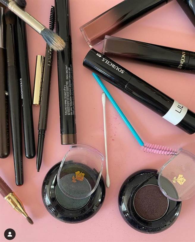 彩妆师Fiona Stiles使用兰蔻彩妆为莉莉柯林斯打造金球妆容。（翻摄自fionastiles IG）