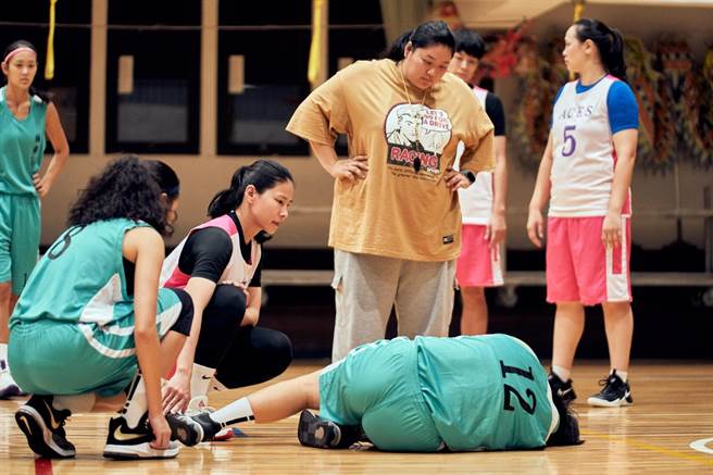 前职篮球员马怡鸿客串演出。（客家电视台提供）