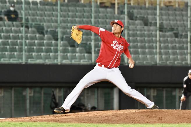 味全龙投手王维中因手腕紧绷提前退场。（味全龙提供）