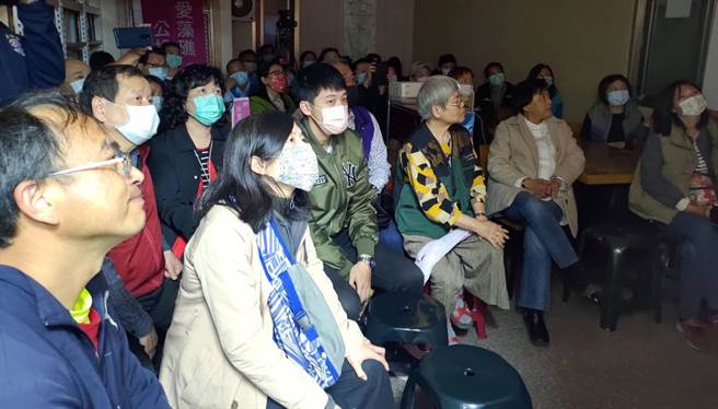 东海大学教授林惠真推动珍爱藻礁公投连署2日晩上七点半，在台中市南屯区举行「抢救台湾国宝藻礁」专题演题，吸引大批民眾以具体行动连署力挺。（陈世宗摄）