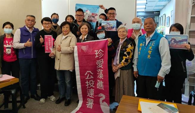 演讲现场获得很多民眾以具体行动连署，力挺抢救大潭藻礁。（陈世宗摄）