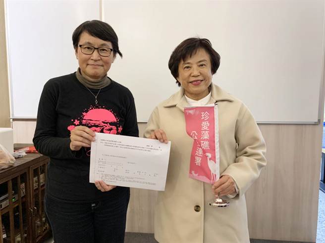 前立委沈智慧（右）说，透过签下一份有法律效力的「同意将天然气接收站迁离藻礁栖地、移至其他开发地」连署书，让藻礁永远陪伴、守护台湾。（陈世宗摄）