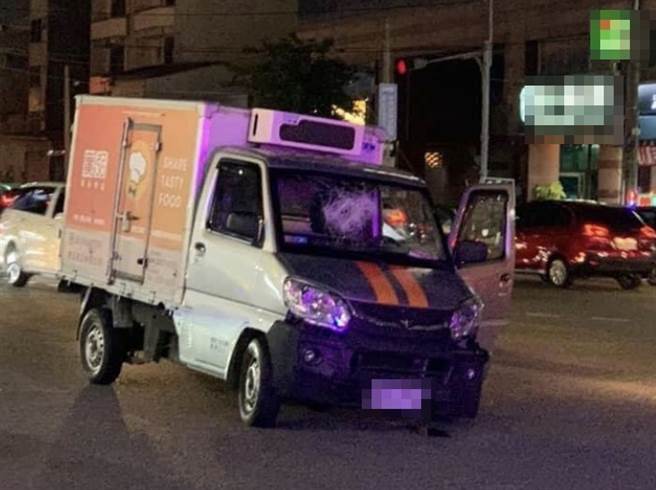 台中市一分局警方追捕赃车，从台中追到彰化中央路与中华西路口，当街开枪缉捕，不少民眾直击PO网。（翻摄彰化踢爆网）