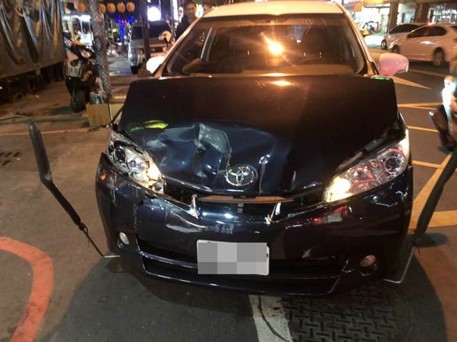 萧姓偷车贼开着赃车衝撞警车，导致警车车头全毁，最后仍被围捕落网。（民眾提供／谢琼云彰化传真）