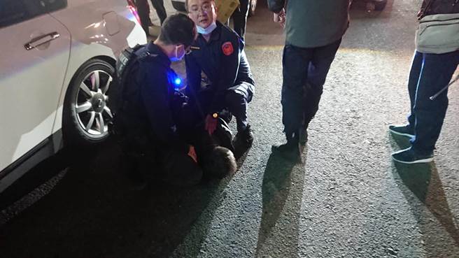 萧姓偷车贼开着赃车衝撞警车，导致警车车头全毁，最后仍被围捕落网。（民眾提供／谢琼云彰化传真）