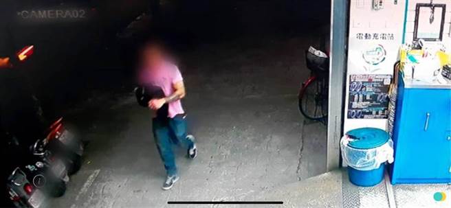 陈姓嫌犯抢完李女包包后逃逸，三峡分局警方目前已掌握身份，积极追查陈男下落。（图由民眾提供）