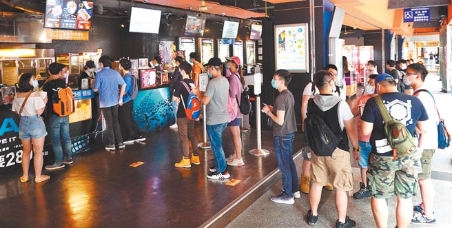 电影院民眾排队购票。图／本报资料照片
